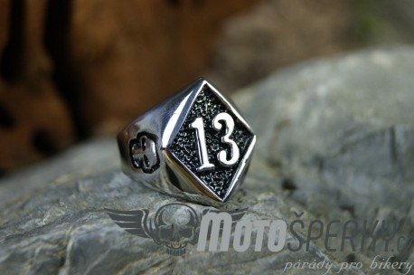PRSTEN Z CHIRURGICKÉ OCELI 13 SILVER SKULLS