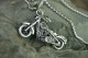 PŘÍVĚSEK Z CHIRURGICKÉ BIKE